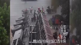 Passersby rescue scooter rider buried by sand after truck tips over in China