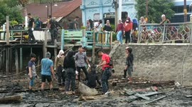 hundreds of young people in the city of Padang clear 3.5 tons of garbage in the river