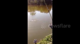Dona alaide pescando mais uma carpa