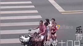 四川一辆电动车载7人上路