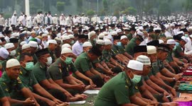 Hundreds of Muslims in Sumatra pray for rain to end forest fire haze crisis
