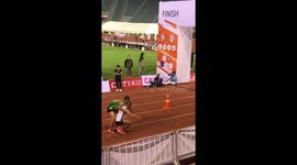 Heartwarming moment runner turns back from finish line to help injured competitor in Thailand