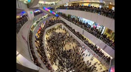 Protesters sing « Glory to Hong Kong” in the APM mall (view from above)