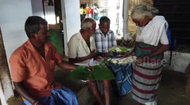 Old Indian woman wins people's hearts selling savoury cakes for pennies