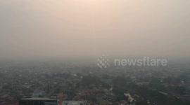City in Indonesia distributes masks to protect people from haze crisis