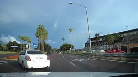 Dashcam captures near miss as driver blocks traffic after missing their turning on Florida highway