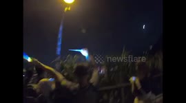 Protesters sing “Glory to Hong Kong” on the Peak during the « Hong Kong Way »