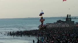 tens of thousands of people cover the gundoria coast, pariaman in commemorating