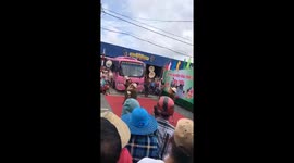Hat jugglers mesmerise audience in Ho Chi Minh City, Vietnam