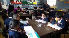 Niños leyendo en clases