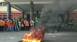 Hundreds of students clashed with police in forest fire demonstration at Sumatran governor's office