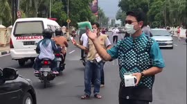 Authorities in Indonesia's West Sumatra are giving away masks to combat haze crisis
