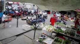 Electric three-wheeler accidentally launched by girl knocks over woman at Chinese market
