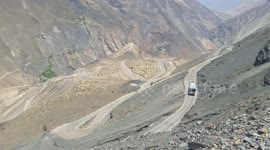 carretera peligrosa entre montañas de Perú, autobuses deben subir despacio y con mucho cuidado para evitar accidentes en carretera al abismo y angosta