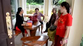 Rescues catch king cobra fighting with another snake in mansion in Thailand