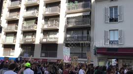 Love scene during climate strike in Paris