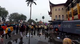 Unable to meet the Governor of West Sumatra, the demonstrators were involved in throwing each other