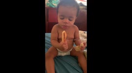 11 month old doesn’t wanna share pizza crust fights mom