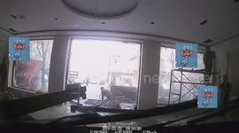 女司机停车一脚油门冲进路边店铺里 当场吓哭:以后开车一定小心