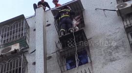 Firemen rescue girl hanging from seventh-floor window in eastern China