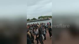 Newsflare Edit - Vincent Lapierre dégagé de la manif.#Rouen #lubrizol #IncendieRouen https://t.co/xhM27F8AUU