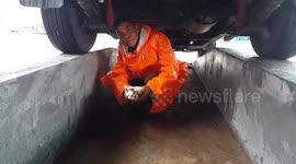 Kitten rescued after getting stuck under pickup truck in Thailand