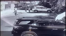 Indian man dodges bullets when muggers open fire with handguns