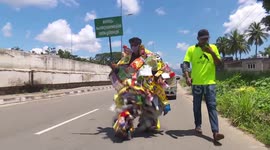 Man wears 35kg plastic rubbish vest to raise littering awareness in south India