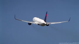 Boeing 767 Airliner hits bird after takeoff from Amsterdam Schiphol Airport