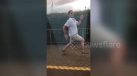 Hilarious scene as UK dad waves his daughter off by running alongside train