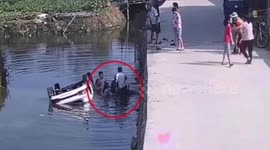 Kind-hearted villagers rescue family of four trapped in car after it falls into pond in China