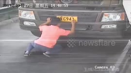 Chinese driver perfectly handwrites licence plate to avoid surveillance cameras