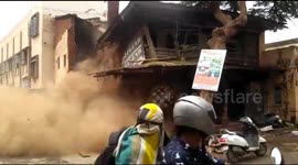 Dilapidated building in India collapses yards from motorists driving by