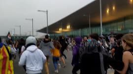 Catalan protestors flee as police begin crowd control