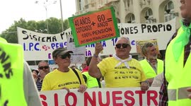 Hundreds of retirees protest for higher pensions in Madrid