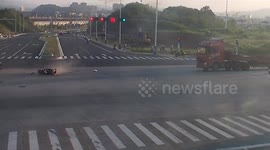 Chinese biker luckily avoids being crushed by truck after running red light