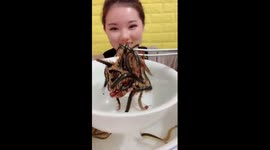 Woman eats live centipedes in Henan China