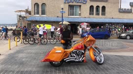 #Beachfight - Aussie Guitarist VS #HarleyDavidson Biker