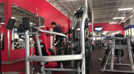 Hilarious US man demonstrates unusual technique on gym machine