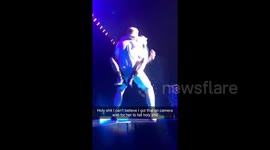 Holy shit Lady Gaga just fell right in front of me https://t.co/4AUZNXjiNl