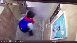 安徽阜阳  小区电梯突然停运 一看监控是“熊孩子”惹祸