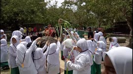 'Superstar' Ostrich fed by a group of pupils in Malaysia