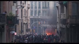 violence erupts between police and protesters at the general strike in barcelona 18 october 2019
