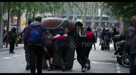 violence erupts between police and protesters at the general strike in barcelona 18 october 2019