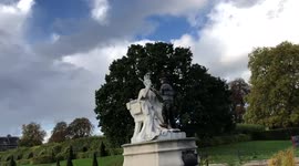 US tourist captures moment man removes sceptre from statue of Queen Victoria at Kensington Palace