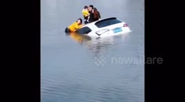 Passersby rescue drowning passengers after they drove car into river