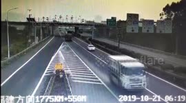 浙江温州 轿车主线变道停车致大客车冲出高速 交警紧急营救35名乘客平安