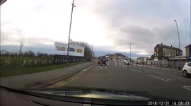 Lucky escape for poor dog on an extendable lead