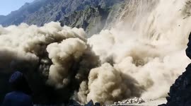 Disastrous landslide caught on camera