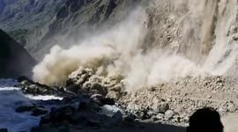 Massive landslide caught on camera in Pakistani valley